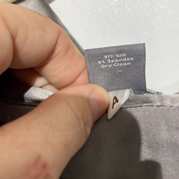 Ann Taylor Women's Gray Silk Stretch Sleeveless Cinched Front Top Size 4 - Picture 9 of 9